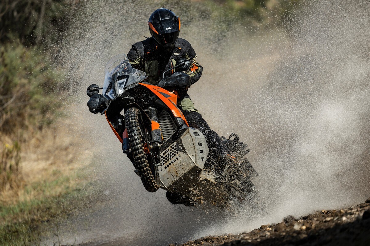 KTM 790 Adventure 2025: arrivano le sospensioni regolabili